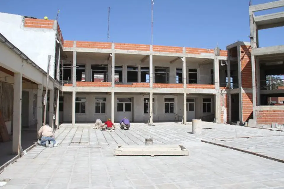 Los titulares de planes arreglarán escuelas