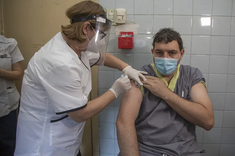 Casi 10 mil agentes de salud fueron vacunados
