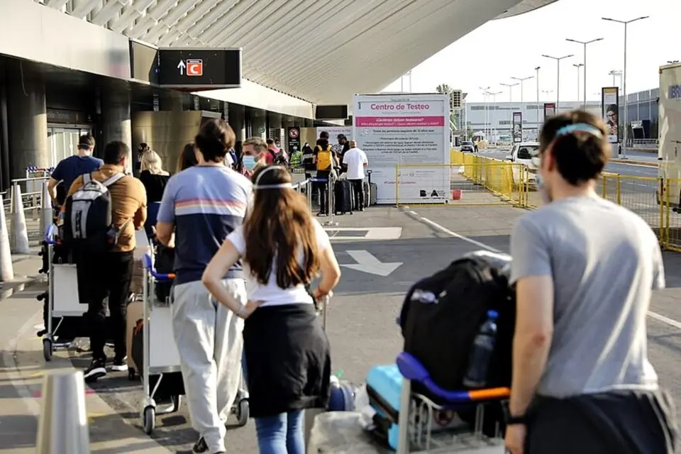 Quienes lleguen contagiados al país deberán pagar la cuarentena