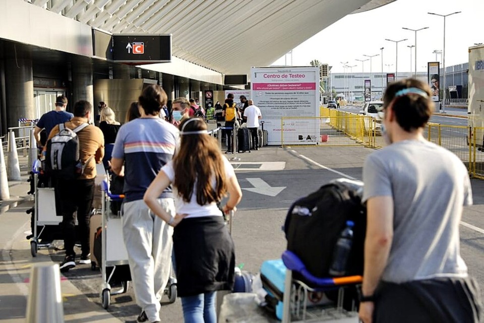 Quienes lleguen contagiados al país deberán pagar la cuarentena