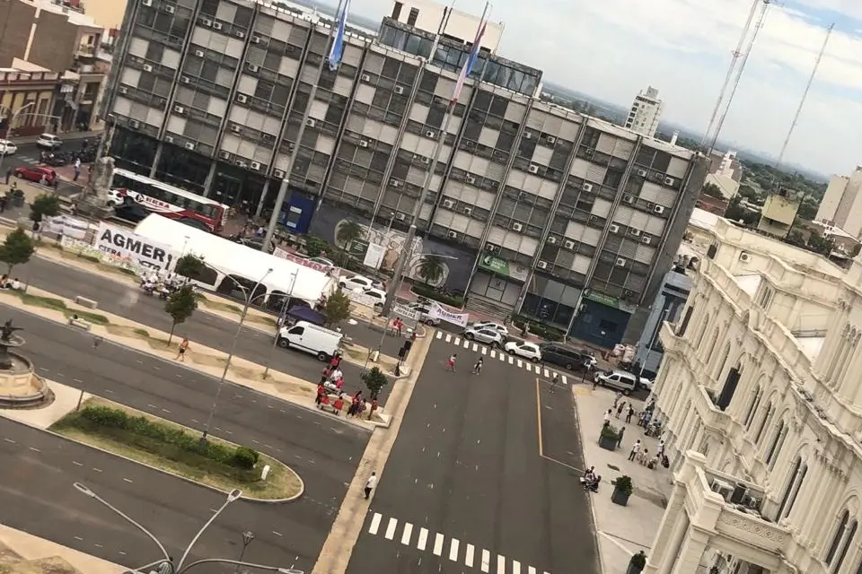 Volvió la carpa blanca frente a Casa de Gobierno