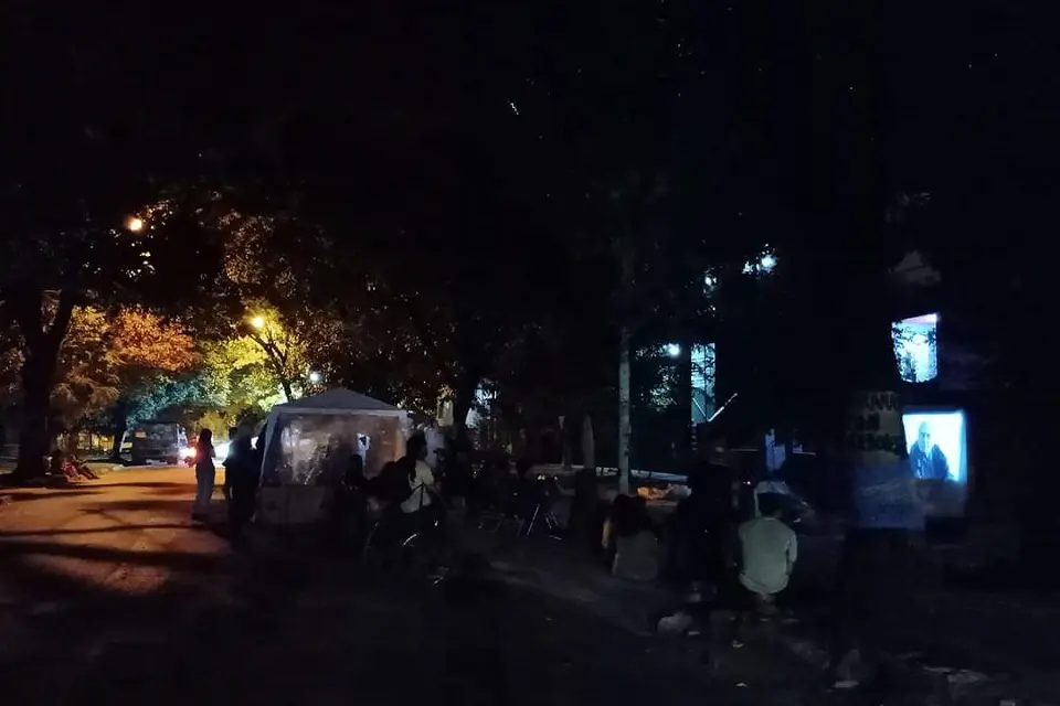 ¿En el acampe de Racedo se colgaron de la luz?
