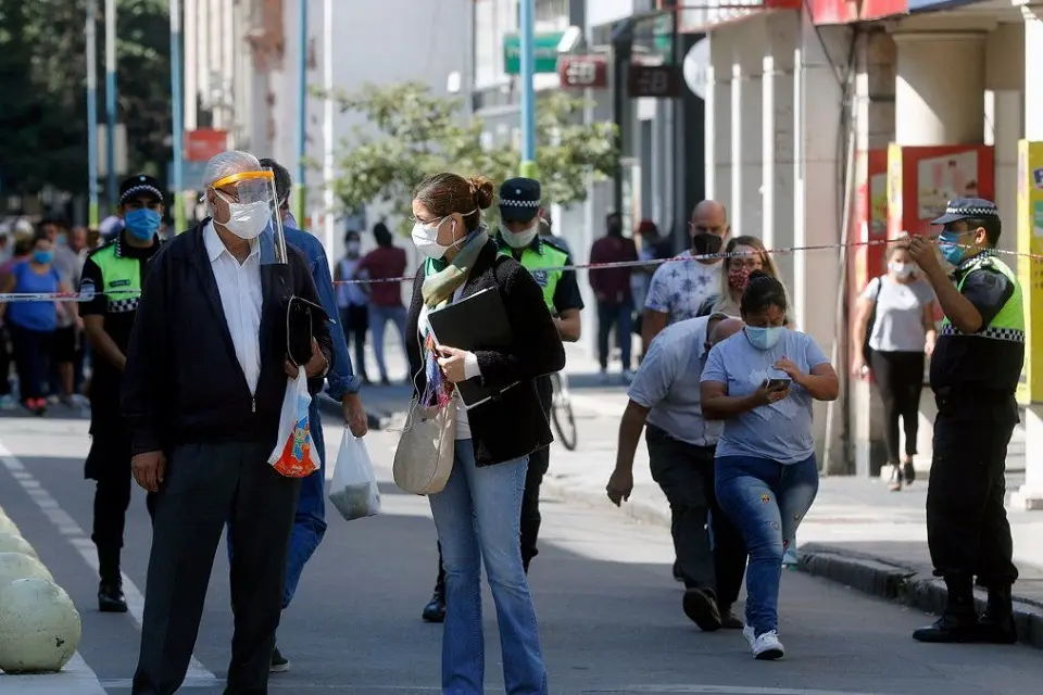 Bordet instó a reducir la circulación innecesaria y la aglomeración de personas