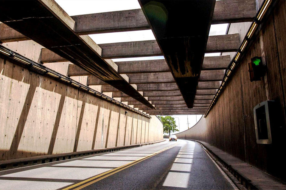 Restringen el paso por el túnel a esenciales