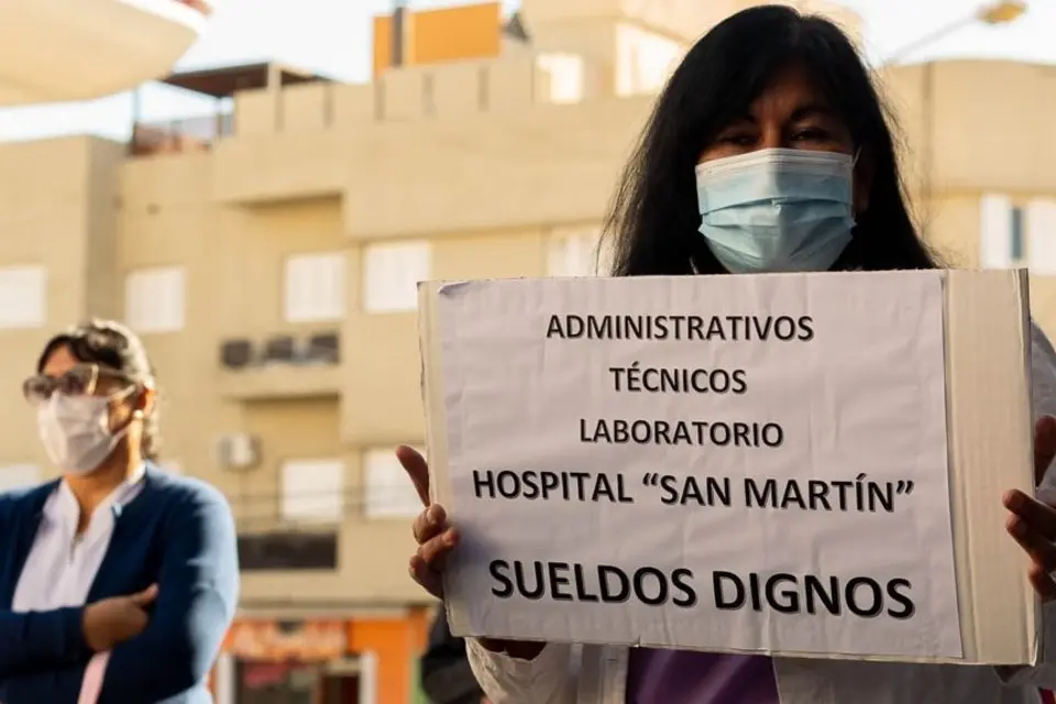 Médicos se suman al reclamo frente al Ministerio