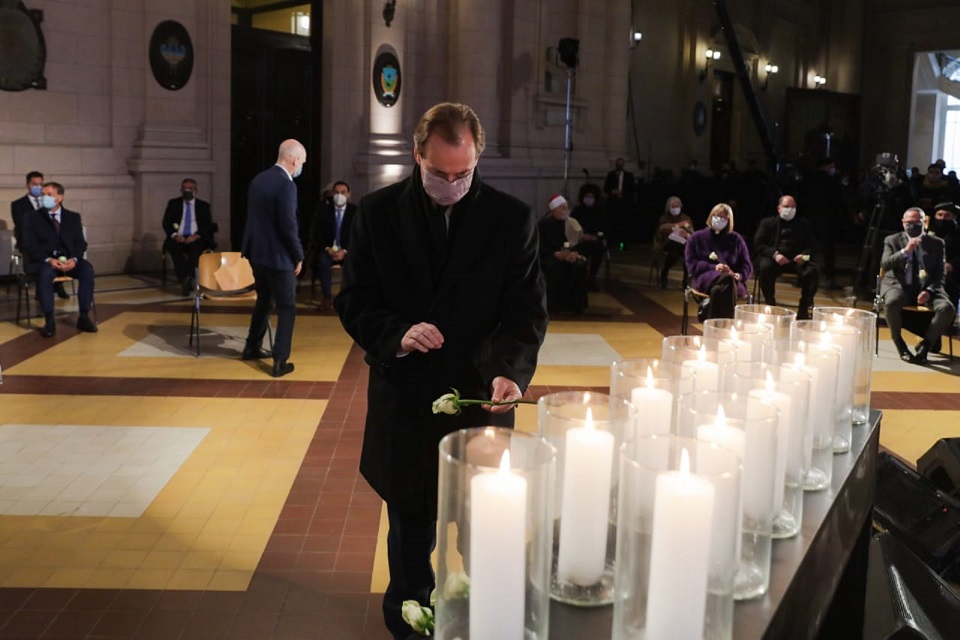 Bordet junto al Presidente en homenaje a fallecidos con covid