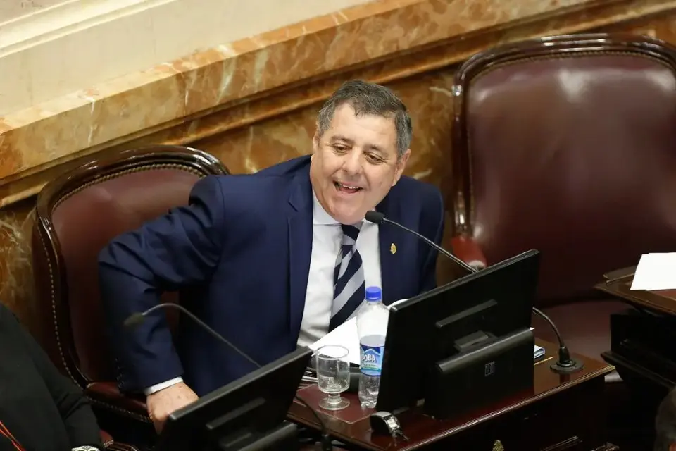 De Ángeli pone excusas pero igual cobrará un 40% más