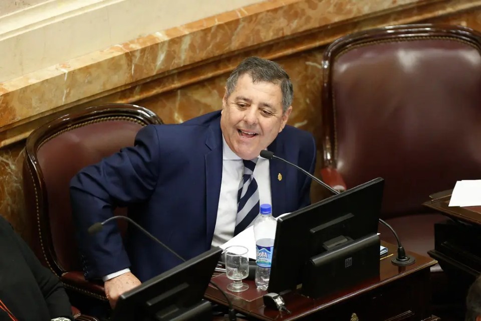 De Ángeli pone excusas pero igual cobrará un 40% más