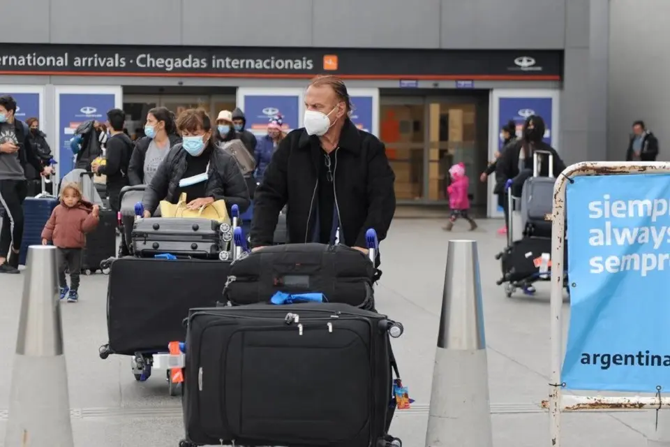 Quienes viajen al exterior por trabajo no deberán cumplir la cuarentena
