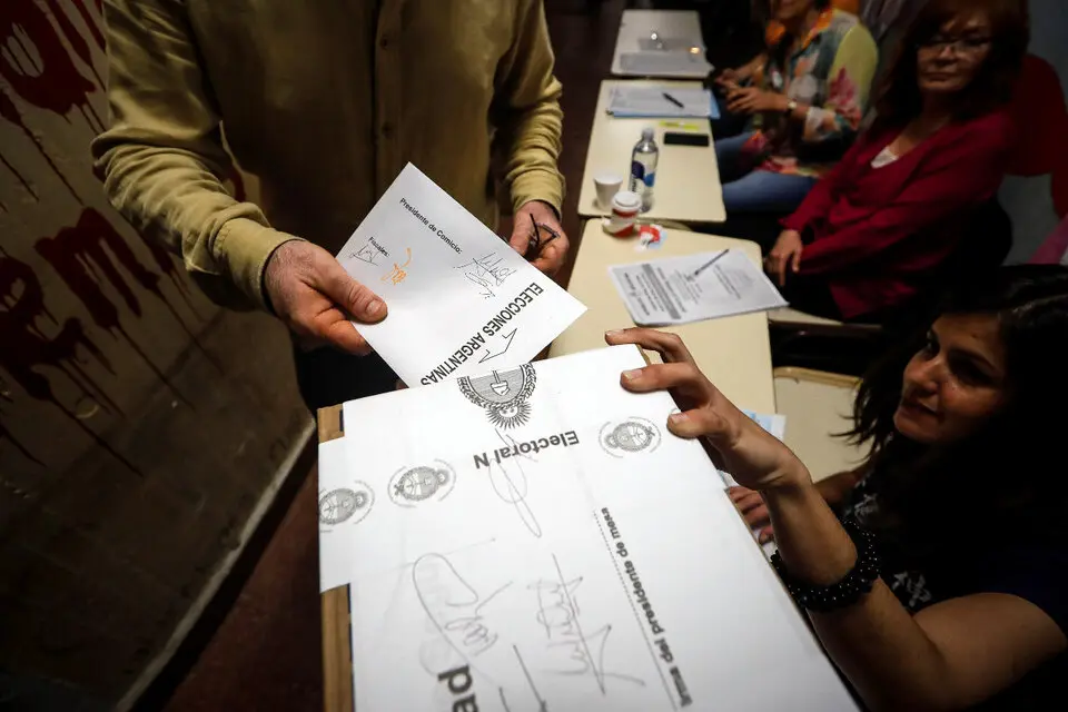 ¿El sobre se cierra o se pega?