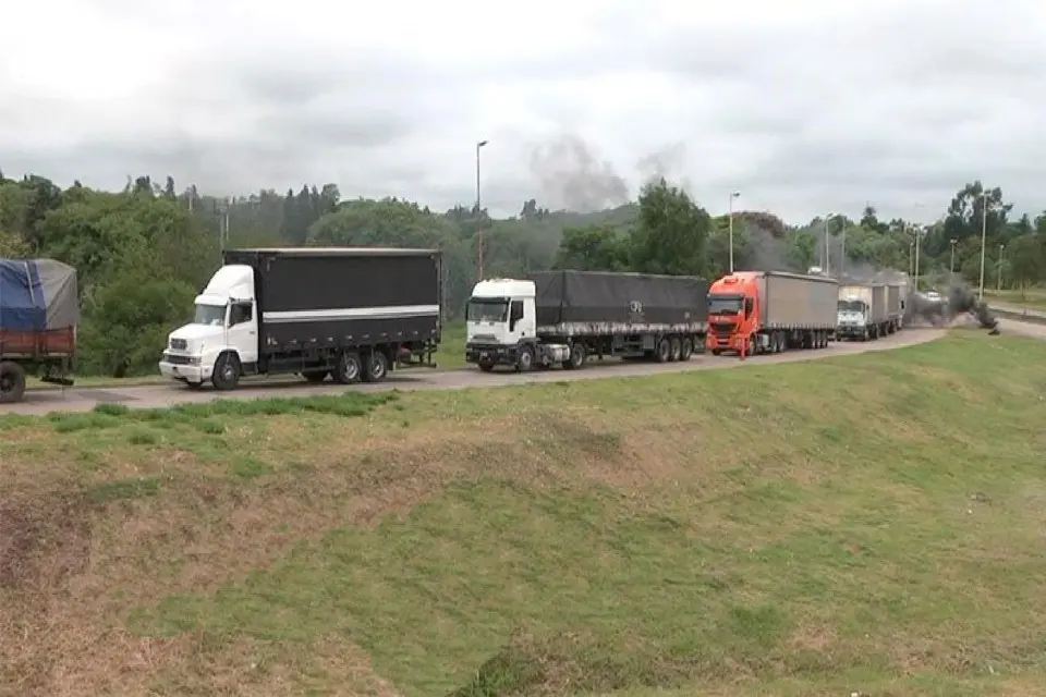 Los transportistas van al paro con cortes de rutas