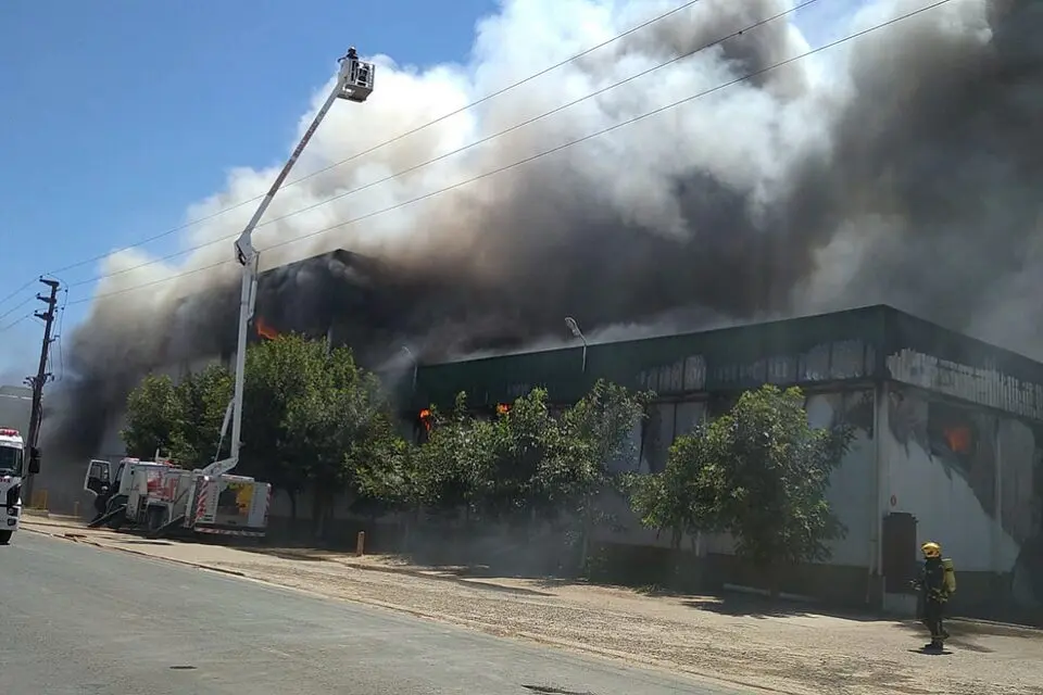 Video: Incendio en un frigorífico de aves
