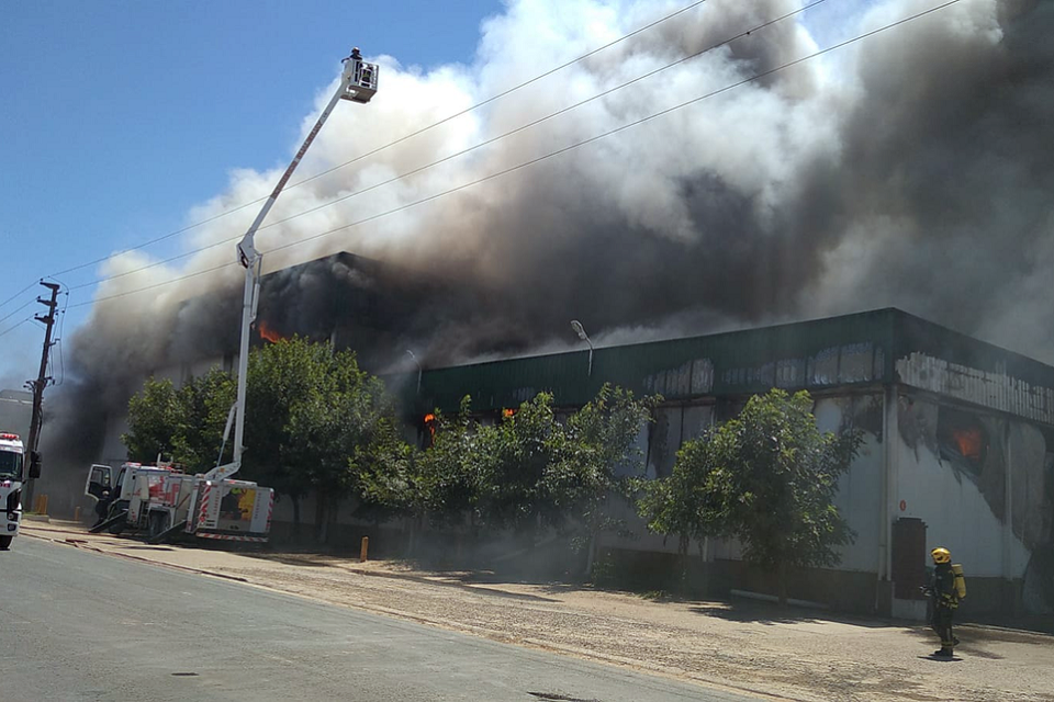 Video: Incendio en un frigorífico de aves