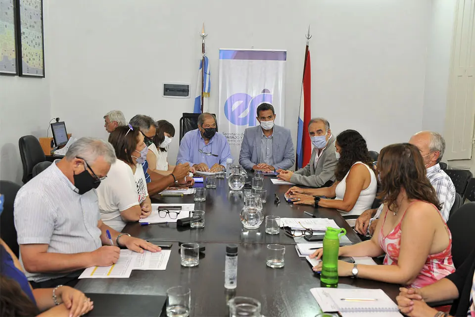 La provincia propuso un aumento del 45,45 por ciento a docentes y estatales