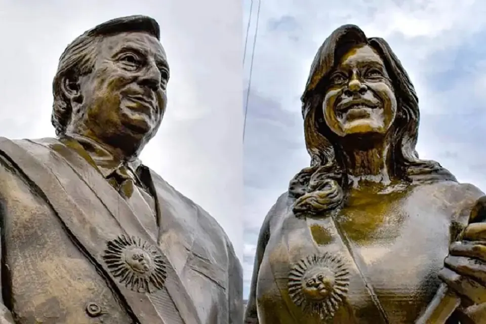 Rompieron las estatuas de los Kirchner en su ciudad