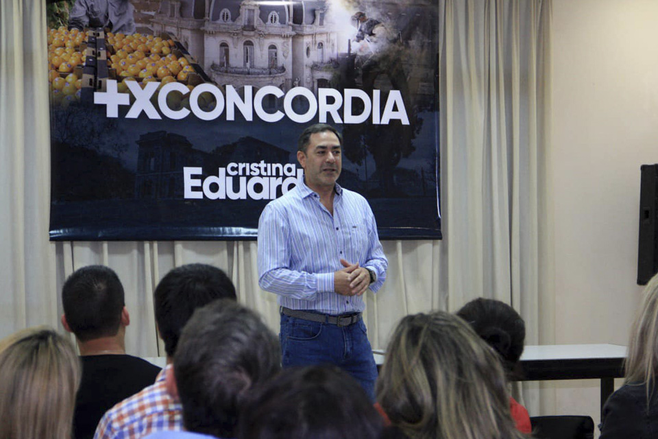 Dueño de una comparsa dice que es candidato de Frigerio