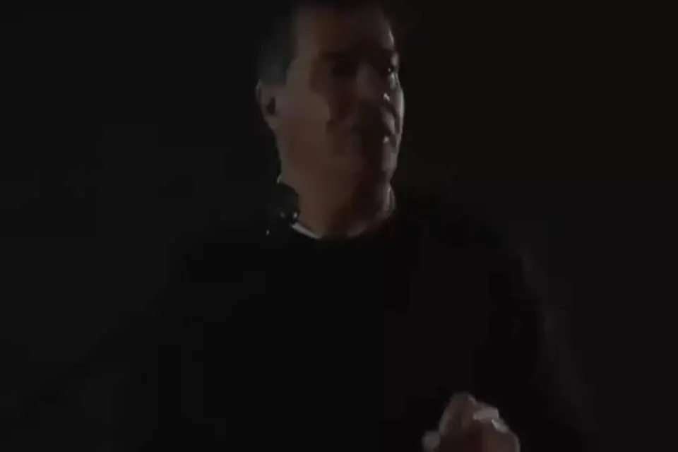Elogiaba su gestión y se quedó sin luz en el escenario
