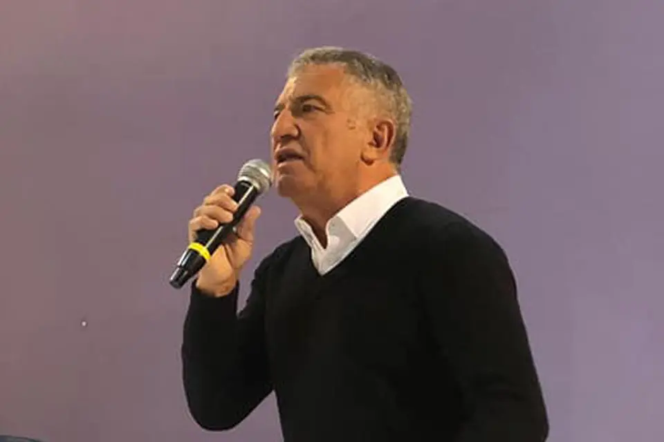 Urribarri en otro acto junto a militantes