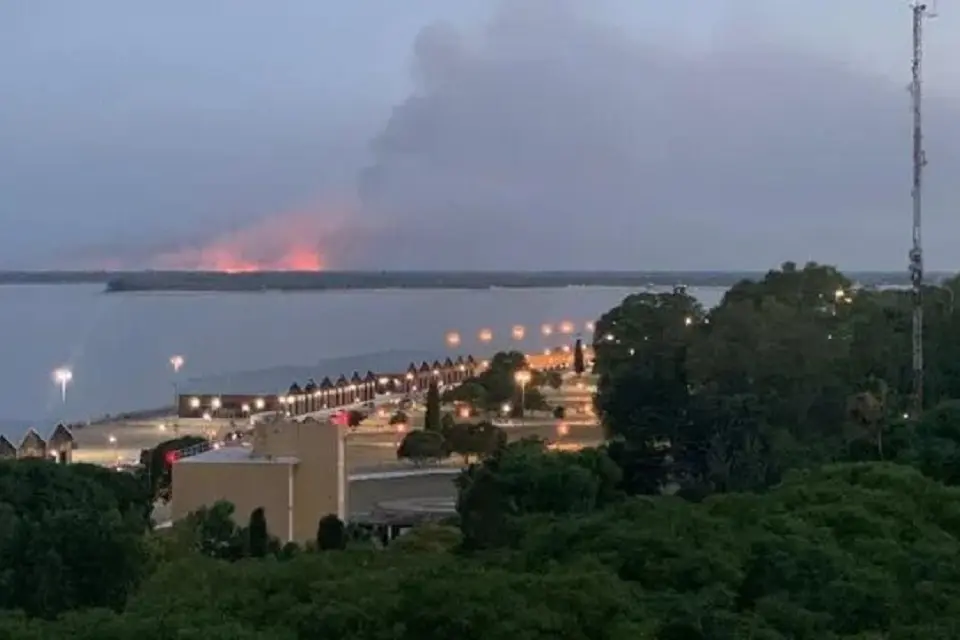 Video: Continúan los incendios en las islas de Victoria