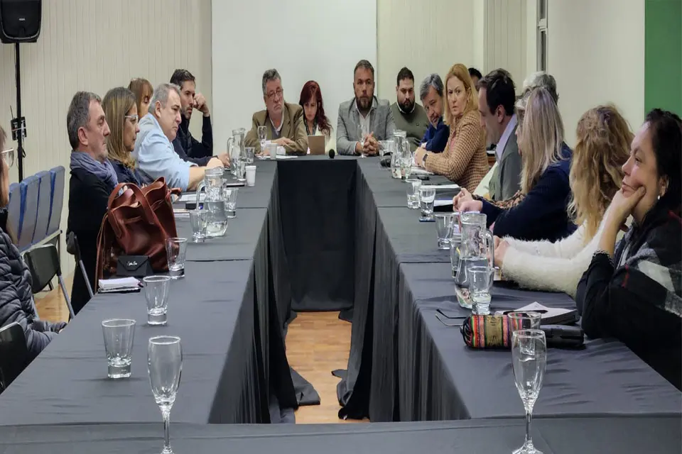 Casi el 60% de aumento y paritaria abierta