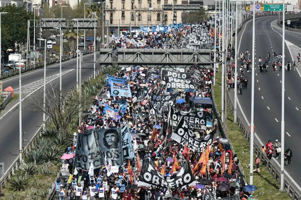 Más de 250 mil beneficiarios de planes sociales compraron dólares y declararon Bienes Personales