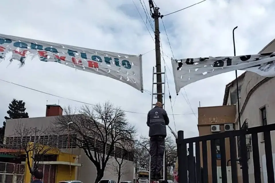 Enersa pide no colgar carteles en estructuras eléctricas