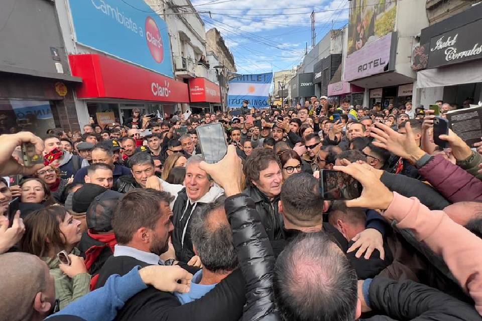 La recorrida de Milei por la peatonal de Paraná