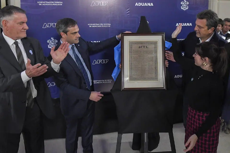 Michel con Massa y un documento histórico