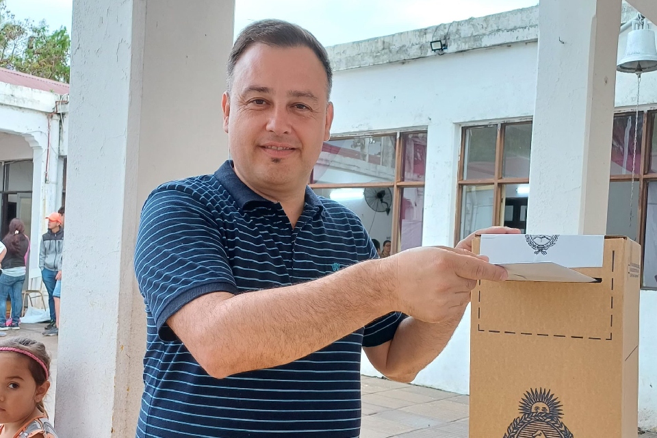 Gino Mesquida logró una contundente victoria en Piedras Blancas