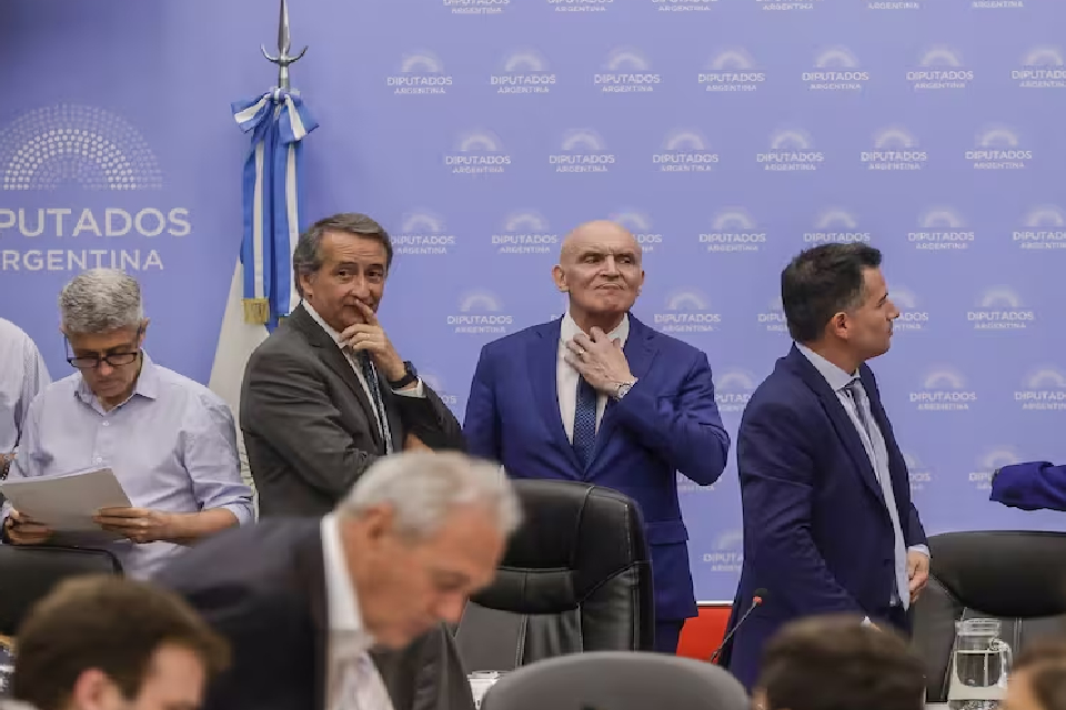 (Mención a diputado entrerriano) Ley ómnibus: el oficialismo logró el dictamen de mayoría, con apoyo en disidencia de bloques dialoguistas