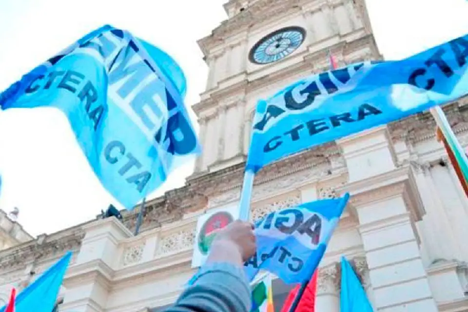 El gobierno provincial evalúa descontar el día a docentes si hay un nuevo paro