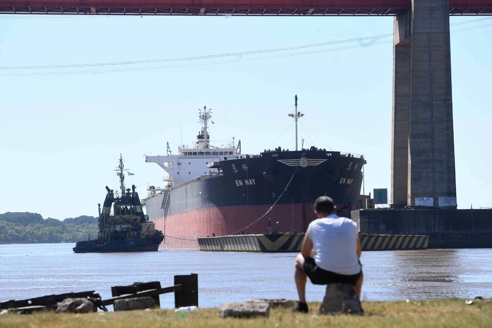 (Mención a Entre Ríos) Logran remover el barco que chocó el puente Zárate-Brazo Largo