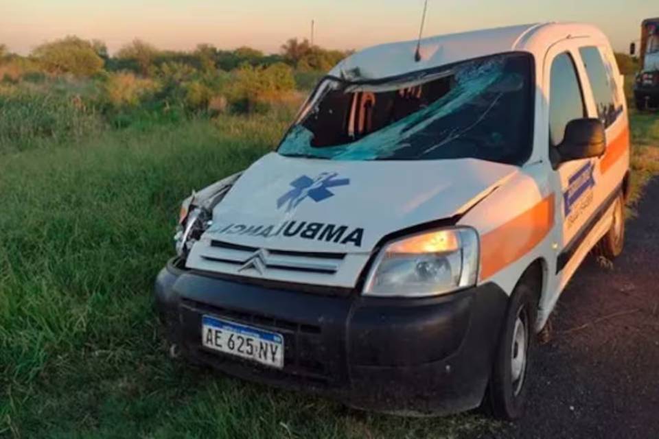 (En Entre Ríos) Gualeguay: lo chocó una ambulancia, quedó sobre la ruta y murió atropellado por un camión