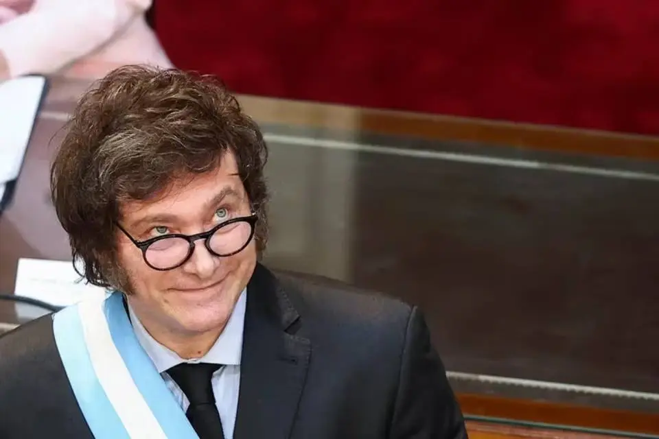 Milei prohibió a sus legisladores subirse el sueldo, pero aumentó el suyo y el de sus ministros