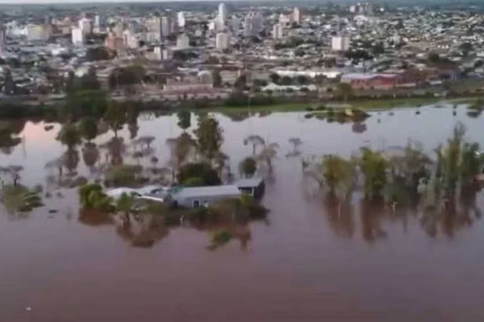 Crecida del Río Uruguay en Entre Ríos: en Pueblo Liebig, una ruta quedó bajo el agua y obligó a suspender las clases