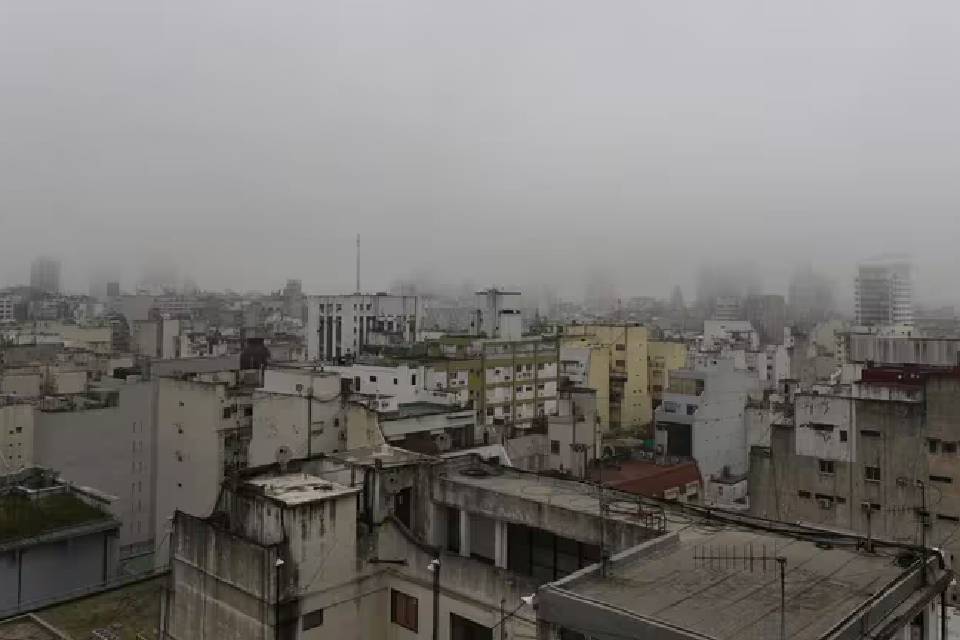 (Mención a Entre Ríos) Rige una advertencia “violeta” por niebla en el AMBA y otras zonas del país: ¿qué significa?