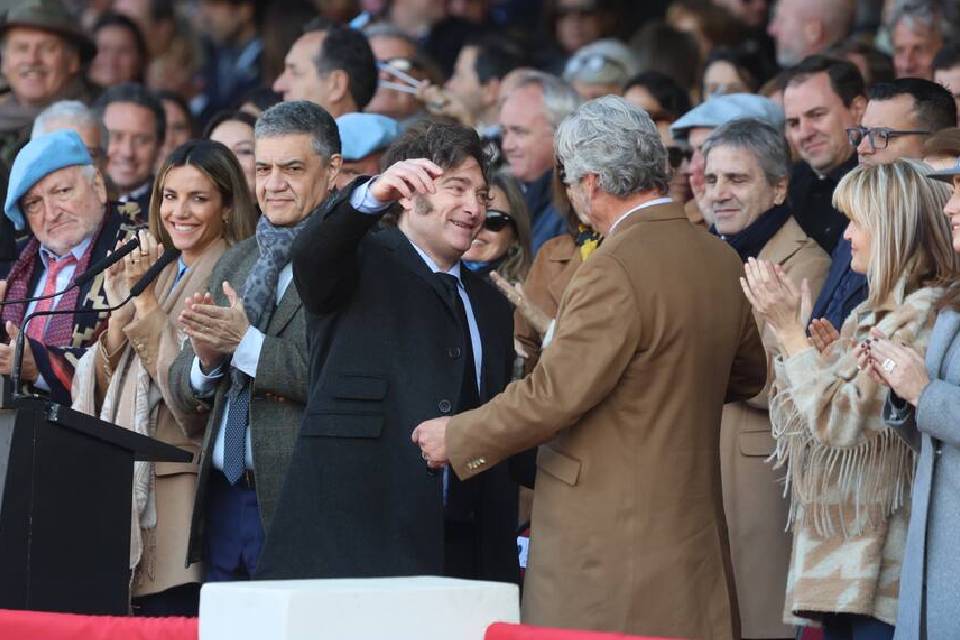 (Mención a dirigente entrerriano)  El campo celebró los anuncios de Milei, pero insistió en pedir la eliminación total de las retenciones