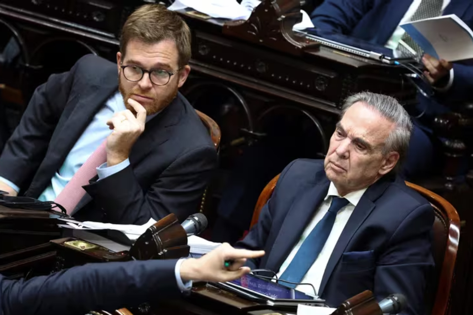 (Mención a senador entrerriano) Una jugada de Menem enojó a Pichetto y puso en crisis el apoyo de diputados dialoguistas al gobierno