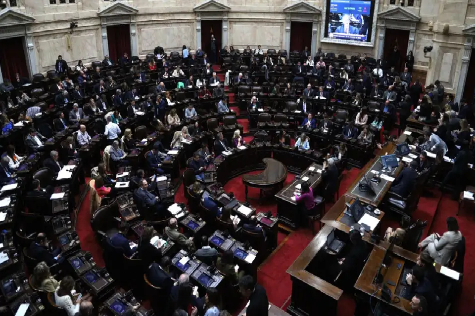 (Mención a diputado entrerriano) Con el apoyo del PRO, la oposición en Diputados rechazó el DNU que aumentó los gastos reservados de la SIDE