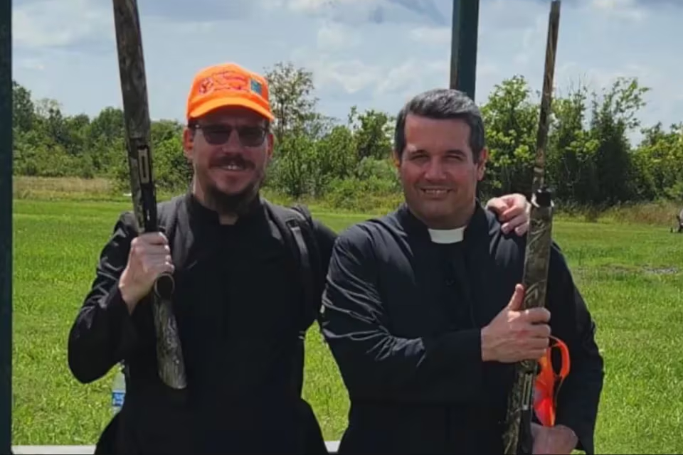 (Mención a diputado entrerriano) Seguidores del cura echado por reunir a diputados y represores lanzaron campaña para revertir la sanción