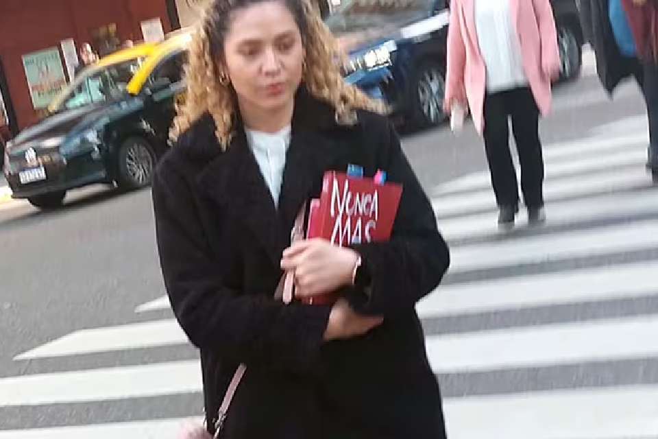 (Mención a entrerriano) Una de las diputadas libertarias que visitó genocidas presos en Ezeiza llegó al Congreso con un libro de “Nunca más”