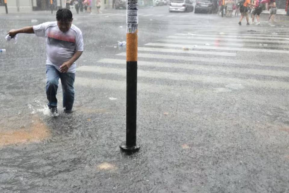 (Mención a Entre Ríos) Alerta amarilla por tormenta en Buenos Aires y otras 14 provincias para este martes