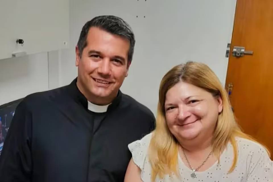 (Mención a legislador entrerriano) Echaron al cura que organizó la reunión de diputados libertarios con represores en Ezeiza