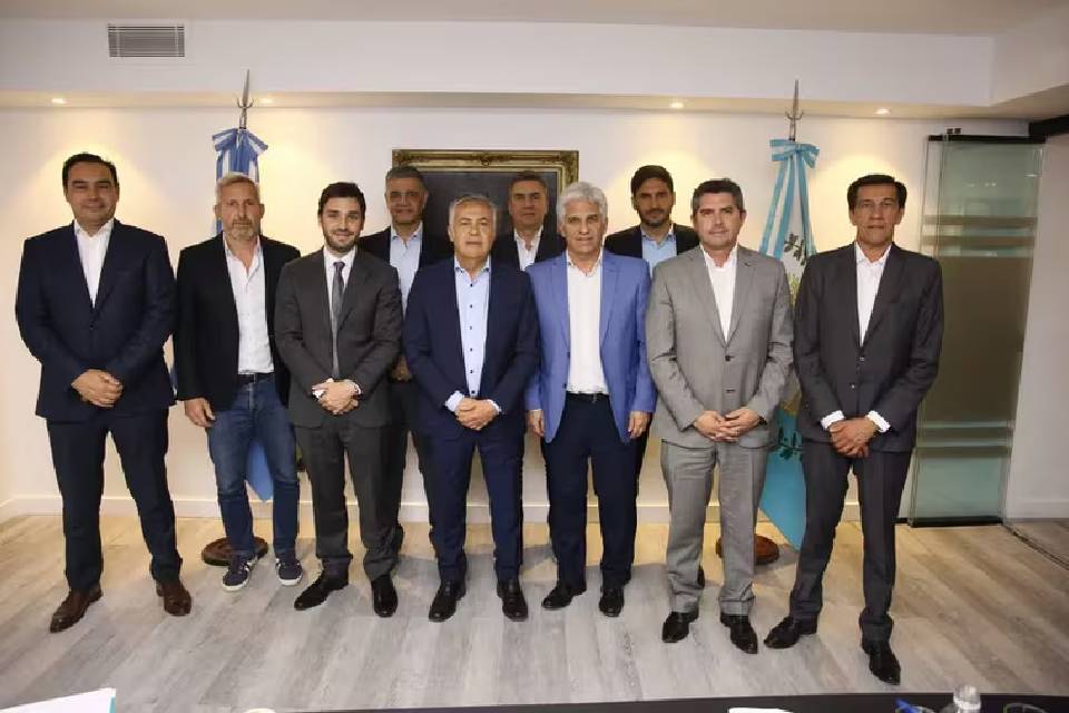 (Mención a Frigerio) Los gobernadores de JxC y los del peronismo dan una batalla silenciosa por una caja millonaria de la política