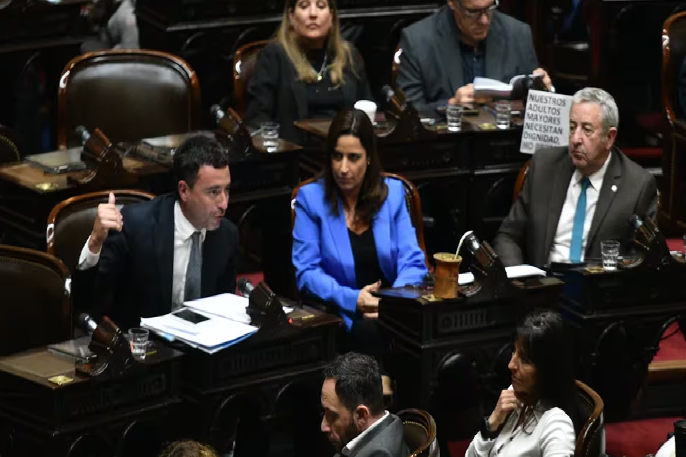 (Mención a ex Diputado entrerriano) Gracias al quiebre de la UCR, el oficialismo logró blindar el veto de Milei a la movilidad jubilatoria