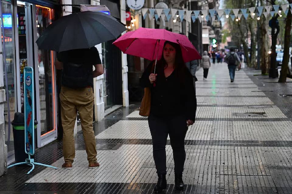 (Mención a Entre Ríos) Continúan las lluvias en Buenos Aires y hay alerta por tormentas en nueve provincias