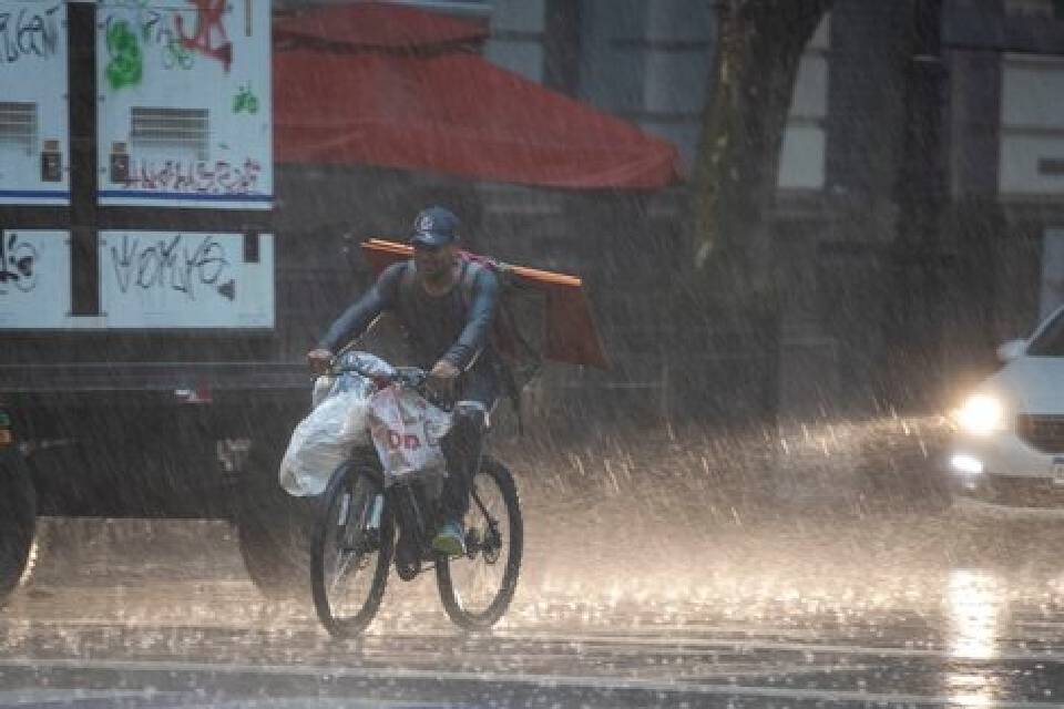(Mención a Entre Ríos) Alerta por tormentas fuertes y granizo para la Ciudad y once provincias