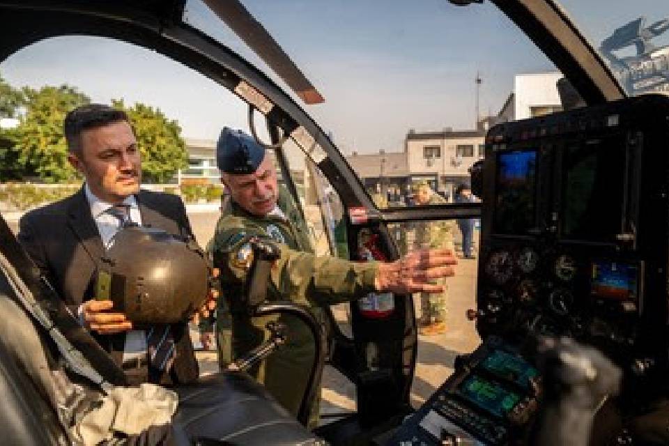 (Viajes con novia entrerriana) Incertidumbre militar: temen que despido del jefe de la Fuerza Aérea enoje a Milei y salpique a otras armas