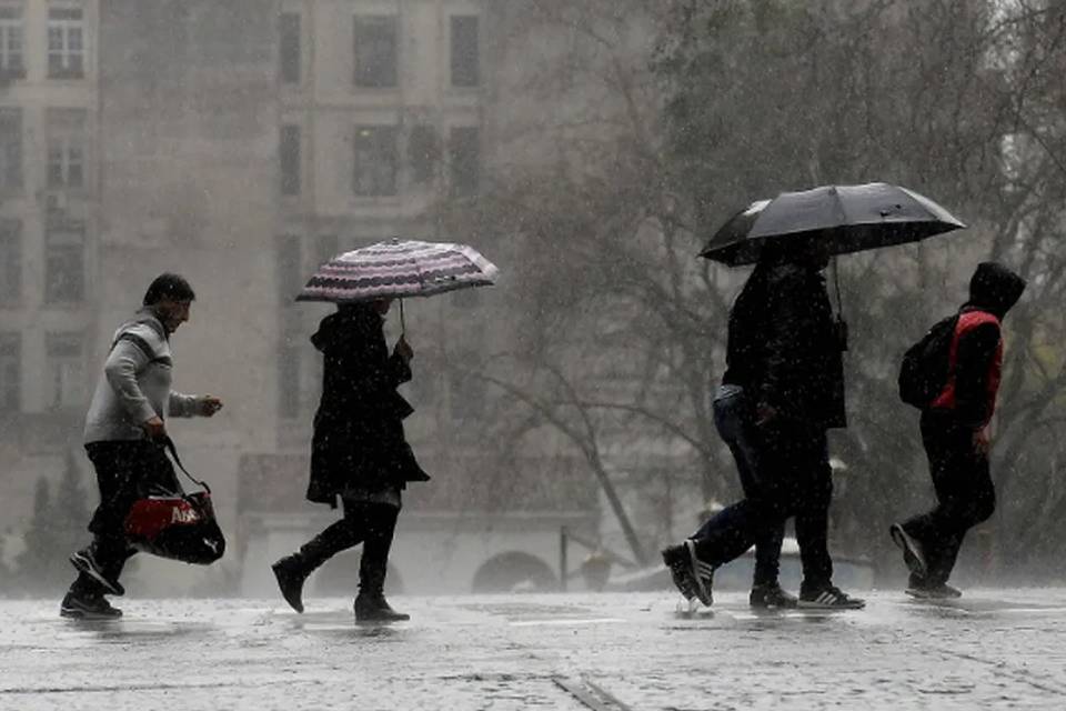 (Mención a Entre Ríos) Diluvia en el AMBA y rige una alerta naranja para la provincia de Buenos Aires por fuertes tormentas