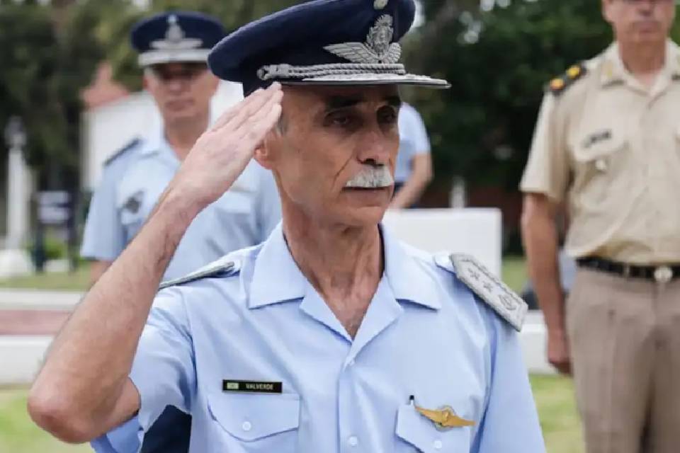 (Polémica por viajes a Entre Ríos) Después del escándalo por el jefe anterior, nombran a Gustavo Valverde al frente de la Fuerza Aérea